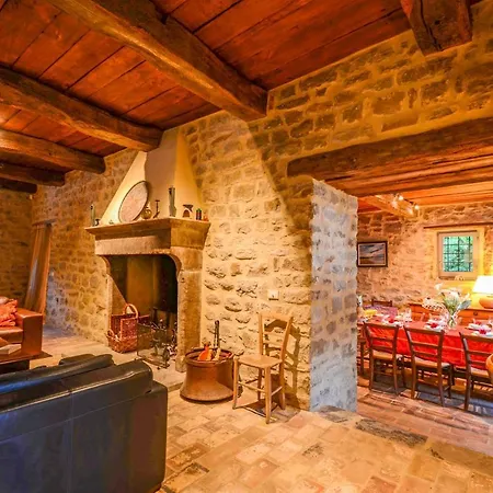 Sleeps 9 Pool Air Con Wifi Willa