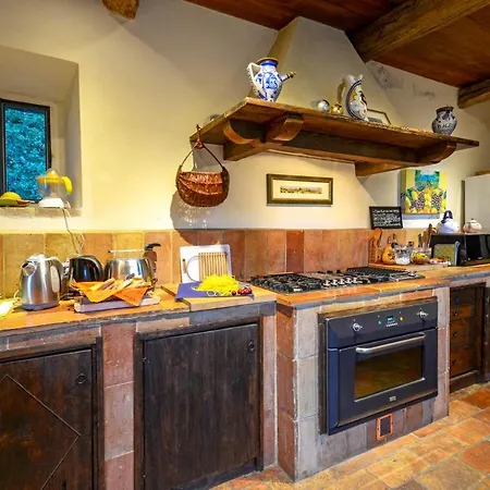 Sleeps 9 Pool Air Con Wifi * Corgna